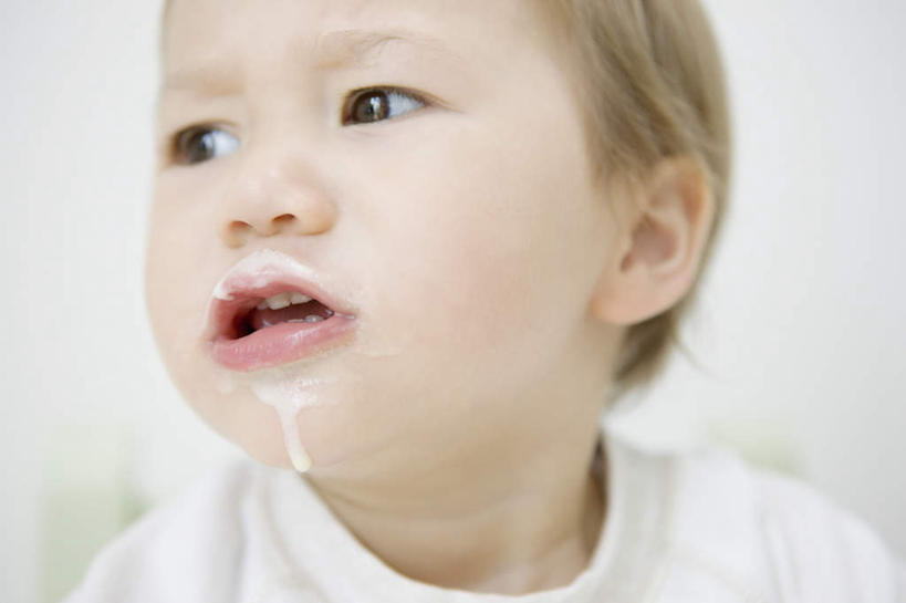 牛奶,东方人,婴儿,儿童,脸,头,脸颊,一个人,横图,室内,特写,白天,正面,婴儿服装,纯洁,亚洲,仅一个人,阴影,生气,朦胧,模糊,反射,影子,饮品,营养,注视,黄种人,肩膀,饮料,小孩,观察,看,可爱,活泼,观看,察看,乳制品,气愤,奶,牛乳,关注,宝宝,纯真,烂漫,无邪,安神,负气,怄气,伶俐,天真,亚洲人,孩子,头部,脸部,脸蛋,面部,半身,彩图,婴儿服