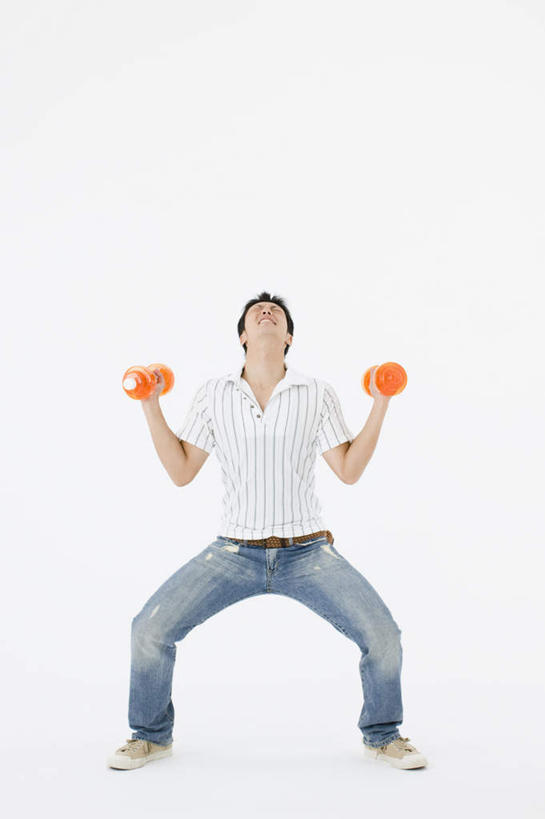 东方人,一个人,站,竖图,室内,白天,白色背景,正面,哑铃,亚洲,仅一个男性,仅一个人,用力,阴影,服装,裤子,反射,影子,拎,注视,牛仔裤,休闲装,黄种人,运动器械,仅一个年轻男性,两个,衣服,观察,看,站着,休闲,休闲服,橙色,健身器械,摄影,服饰,影棚,观看,察看,关注,使劲,健身器材,男人,男性,年轻男性,亚洲人,站立,彩图,全身,影棚拍摄,拍摄,运动器材,拎着