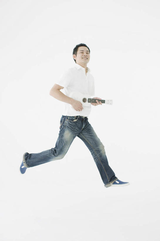 东方人,一个人,跑,竖图,室内,白天,白色背景,侧面,亚洲,仅一个男性,仅一个人,仅一个中年男性,握,阴影,服装,裤子,反射,影子,吉他,乐器,弦乐器,弹奏,演奏,注视,牛仔裤,休闲装,黄种人,一个,衣服,观察,看,休闲,休闲服,握着,摄影,服饰,影棚,单个,观看,察看,关注,弹拨弦鸣乐器,尤克里里琴,夏威夷四弦琴,男人,男性,中年男性,亚洲人,跑步,彩图,全身,影棚拍摄,拍摄,弹拨弦乐器