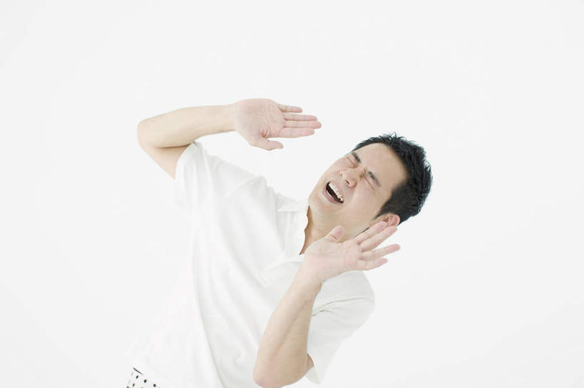东方人,一个人,举,闭眼,横图,俯视,室内,白天,白色背景,亚洲,仅一个男性,仅一个人,仅一个中年男性,阴影,服装,反射,影子,休闲装,黄种人,衣服,托,休闲,疼痛,休闲服,摄影,服饰,影棚,悲伤,痛苦,疾苦,苦楚,男人,男性,中年男性,亚洲人,闭眼睛,闭着眼,闭着眼睛,举起,举手,举着,抬头,向上举,向上伸,向上托,仰头,半身,彩图,高角度拍摄,影棚拍摄,拍摄