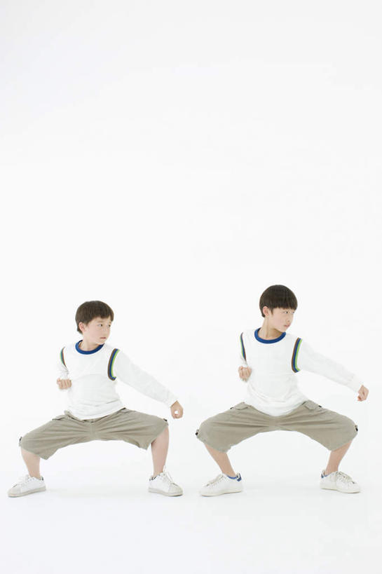 东方人,儿童,两个人,家庭,站,蹲,竖图,室内,白天,白色背景,正面,纯洁,武术,亚洲,阴影,服装,反射,影子,注视,休闲装,黄种人,小孩,衣服,观察,看,站着,休闲,温暖,温馨,一家人,休闲服,可爱,童年,童趣,摄影,服饰,影棚,观看,功夫,和睦,察看,关注,童真,烂漫,无邪,天真,男孩,男人,男性,亚洲人,蹲着,站立,彩图,全身,影棚拍摄,拍摄,融洽,男生