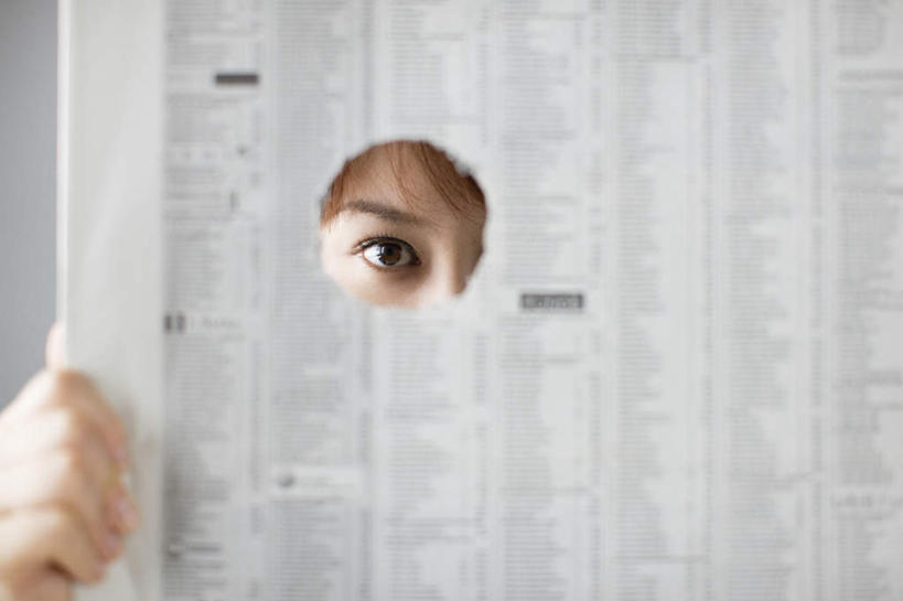 东方人,手,一个人,商务人士,商务女性,横图,室内,特写,白天,正面,报纸,亚洲,仅一个年轻女性,仅一个女性,仅一个人,握,阴影,灰色背景,套装,反射,信息,影子,洞,注视,黄种人,观察,看,手部,握着,遮,遮掩,摄影,影棚,观看,单手,新闻,一份,察看,掩盖,遮挡,关注,商务装,偷窥,工薪阶层,遮盖,掩饰,窃看,窃视,年轻女性,女人,女性,亚洲人,白领,上班族,半身,彩图,影棚拍摄,拍摄,报刊