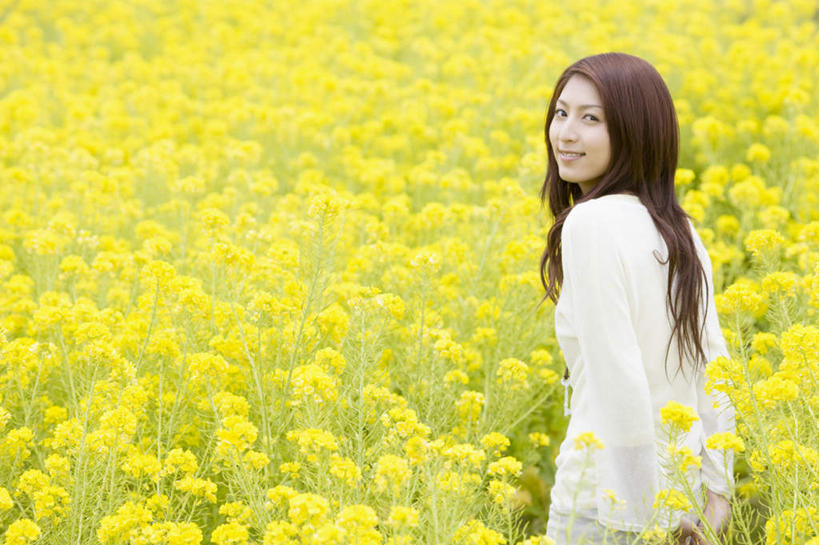 东方人,一个人,站,笑,微笑,露齿笑,横图,室外,白天,侧面,花海,花圃,植物,叶子,亚洲,仅一个年轻女性,仅一个女性,仅一个人,阴影,服装,盛开,光线,影子,花蕾,扭头,注视,休闲装,黄种人,花,花瓣,花朵,花卉,鲜花,衣服,黄色,绿色,阳光,花丛,花束,花田,花苞,花蕊,观察,看,站着,转头,休闲,休闲服,服饰,观看,察看,关注,油菜,油白菜,年轻女性,女人,女性,亚洲人,站立,半身,彩图,芸薹