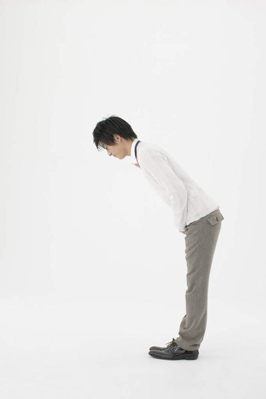 东方人,一个人,站,竖图,室内,白天,白色背景,侧面,亚洲,仅一个男性,仅一个人,弯腰,阴影,服装,反射,影子,注视,休闲装,黄种人,仅一个年轻男性,衣服,低头,观察,看,站着,休闲,休闲服,摄影,服饰,影棚,观看,鞠躬,察看,关注,礼仪,弯身,尊敬,恭敬,垂头,男人,男性,年轻男性,亚洲人,站立,彩图,全身,影棚拍摄,拍摄