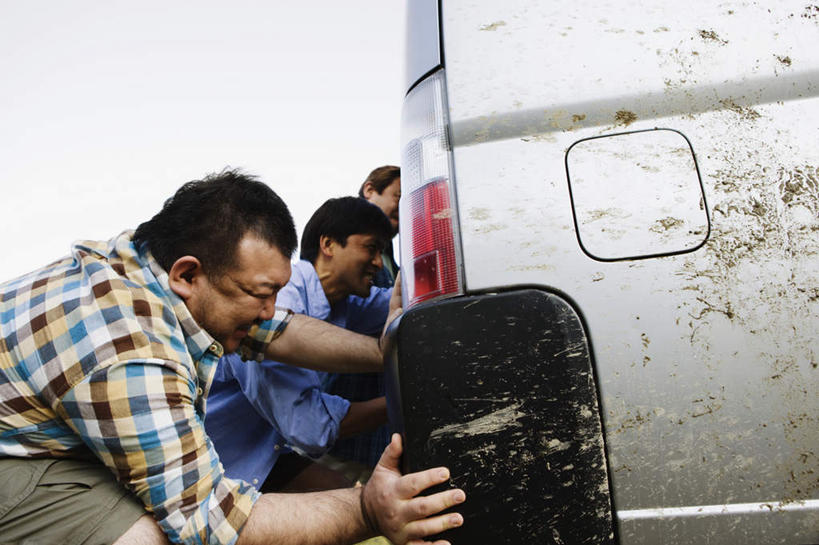 东方人,三个人,伙伴,朋友,蹲,推,横图,室外,白天,侧面,友谊,汽车,亚洲,一辆,一排,用力,阴影,服装,整齐,光线,影子,泥土,土壤,注视,休闲装,黄种人,车,排列,衣服,蓝色,蓝天,天空,阳光,交通工具,轿车,天,观察,看,休闲,休闲服,服饰,肮脏,晴朗,观看,察看,队列,关注,载具,使劲,邋遢,万里无云,龌龊,污秽,友情,男人,男性,中年男性,亚洲人,晴空,晴空万里,蹲着,半身,彩图