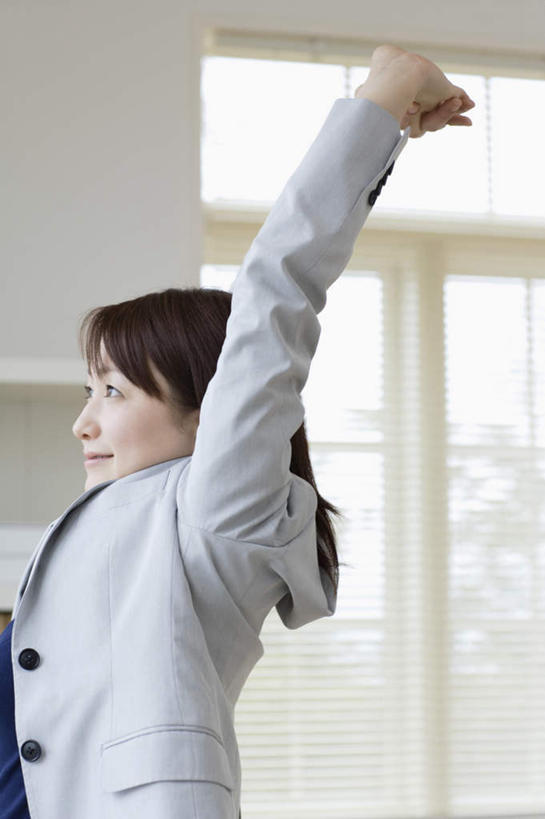 东方人,一个人,商务人士,商务女性,站,伸展双臂,竖图,室内,白天,侧面,窗户,亚洲,仅一个女性,仅一个人,伸展,阴影,套装,反射,影子,墙,注视,黄种人,伸懒腰,玻璃窗,墙壁,墙面,白色,观察,看,站着,仅一个中年女性,放松,观看,察看,关注,商务装,惬意,工薪阶层,懒腰,女人,女性,中年女性,亚洲人,白领,上班族,敞开双臂,伸开双臂,展开双肩,站立,张开手臂,张开双臂,半身,彩图,慵懒