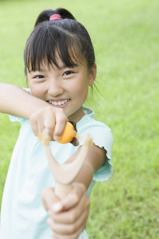 东方人,儿童,一个人,站,笑,微笑,露齿笑,竖图,室外,白天,正面,游戏,纯洁,草地,草坪,植物,玩具,亚洲,仅一个女性,仅一个人,握,阴影,服装,朦胧,模糊,光线,影子,玩,注视,休闲装,黄种人,娱乐,草,一个,小孩,衣服,绿色,阳光,观察,看,站着,仅一个小孩,休闲,休闲服,可爱,童年,童趣,益智,握着,服饰,单个,观看,活动,察看,发泄,关注,消遣,智力,弹弓,童真,烂漫,无邪,冷兵器,宣泄,游戏工具,远射兵器,天真,女孩,女人,女性,亚洲人,孩子,玩耍,嬉戏,站立,半身,彩图,女生