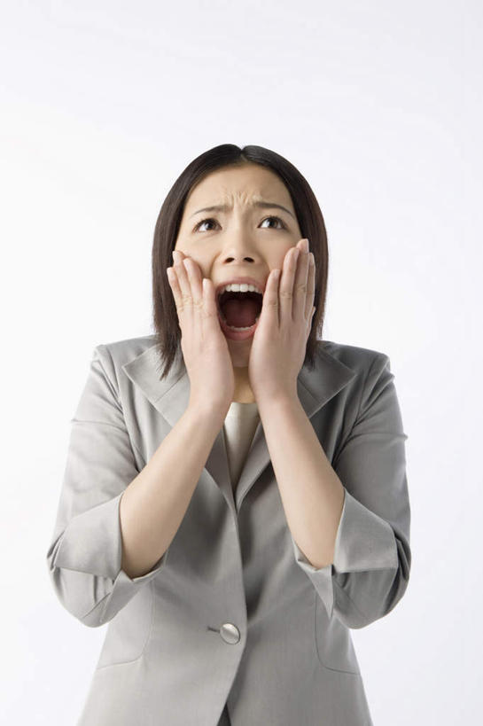 东方人,一个人,站,竖图,室内,白天,白色背景,正面,亚洲,仅一个年轻女性,仅一个女性,仅一个人,阴影,服装,反射,影子,注视,休闲装,黄种人,衣服,观察,看,站着,张嘴,休闲,休闲服,遮,遮掩,摄影,服饰,影棚,观看,害怕,惊恐,察看,掩盖,遮挡,关注,张大嘴巴,遮盖,掩饰,年轻女性,女人,女性,亚洲人,张开嘴,站立,半身,彩图,影棚拍摄,拍摄