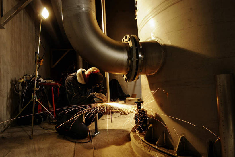 西方人,一个人,焊工,蹲,横图,室内,白天,侧面,欧洲,欧洲人,仅一个男性,仅一个人,连接,阴影,组合,工作,光线,火花,面具,影子,墙,光,灯光,墙壁,墙面,仅一个年轻男性,电焊,焊接,紧固,拼接,拼凑,焊枪,拼合,凑集,聚合,撮合,牢固,电弧焊,男人,男性,年轻男性,白种人,电焊工,焊接工,蹲着,半身,彩图