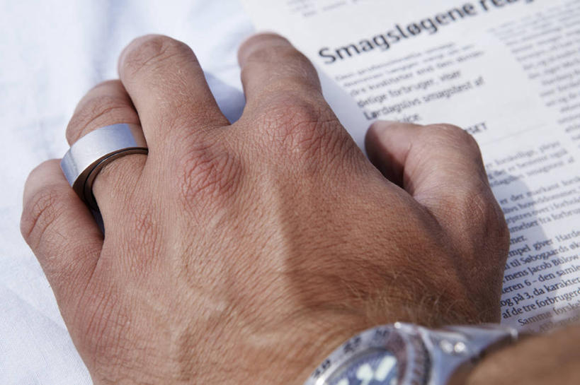 西方人,手,一个人,摸,横图,俯视,室外,特写,白天,爱情,阅读,报纸,欧洲,欧洲人,仅一个男性,仅一个人,仅一个中年男性,抚摸,学习,时间,英文,标志,时钟,手表,文字,字符,字母,浪漫,计时,标识,装饰品,戒指,饰品,首饰,钟表,看,手部,表,恩爱,浏览,英文字母,单手,腕表,信物,权利,手饰,男人,男性,中年男性,白种人,钟,触摸,接触,半身,彩图,高角度拍摄