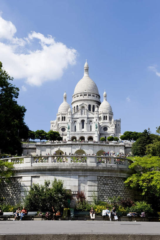 教堂,站,坐,走,竖图,室外,白天,仰视,旅游,度假,草地,名胜古迹,植物,标志建筑,地标,建筑,椅子,雕塑,法国,巴黎,巴黎圣母院,欧洲,行人,游客,阴影,遗迹,艺术,装饰,光线,雕刻,雕像,影子,木椅,躺椅,许多人,古迹,文物,娱乐,建设,古建筑,石雕,旅客,草,树,树木,绿色,阳光,自然,工艺品,站着,一群人,享受,休闲,旅游胜地,放松,生长,成长,纪念,哥特式,美术,基督教,主题,陈列,古文明,哥特式建筑,巴黎圣母院大教堂,功能,美学,步行,散步,站立,走路,坐着,彩图,低角度拍摄,全身