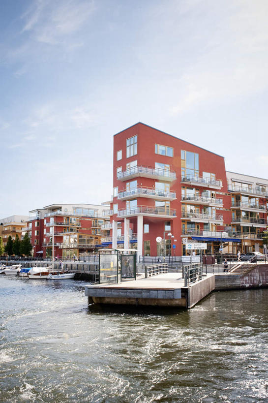 无人,家,栏杆,码头,竖图,室外,白天,仰视,河流,水,港口,房屋,屋子,河水,水流,云,云朵,公寓,围栏,云彩,站牌,洋房,护栏,楼房,住宅,蓝色,白云,蓝天,天空,天,晴朗,晴空,彩图,低角度拍摄,房子,摆渡口,埠头,渡口,渡头,港湾,海港,货运码头,口岸,商港