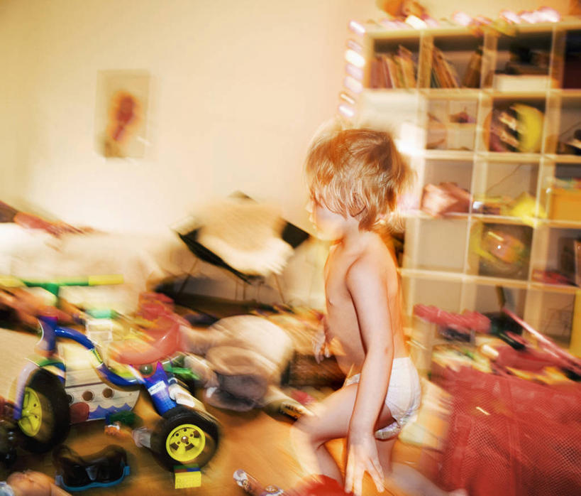 西方人,儿童,一个人,走,横图,室内,白天,侧面,游戏,纯洁,床,柜子,玩具,欧洲,欧洲人,仅一个男性,仅一个人,短裤,朦胧,模糊,墙,双人床,三轮车,床单,储物柜,凌乱,玩,注视,光脚,娱乐,被子,裸露,墙壁,墙面,车,脚踏车,小孩,交通工具,观察,看,仅一个小孩,休闲,赤脚,可爱,童年,童趣,益智,赤裸,观看,活动,察看,混乱,被单,储存,发泄,关注,消遣,智力,载具,裸,儿童车,童真,烂漫,无邪,宣泄,纷乱,缭乱,庞杂,储备,蕴藏,贮备,天真,男孩,男人,男性,白种人,孩子,步行,散步,玩耍,嬉戏,走路,半身,彩图,儿童三轮车,贮存,男生