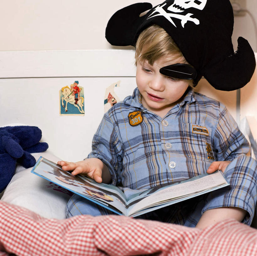 西方人,儿童,一个人,坐,笑,微笑,横图,俯视,室外,白天,看书,阅读,纯洁,床,帽子,书籍,欧洲,欧洲人,仅一个男性,仅一个人,握,学习,墙,床单,拿,拿着,注视,被子,墙壁,墙面,小孩,书本,观察,看,仅一个小孩,可爱,童年,童趣,读书,浏览,握着,海盗,单人床,观看,察看,被单,关注,童真,烂漫,无邪,天真,男孩,男人,男性,白种人,孩子,书,图书,坐着,半身,彩图,高角度拍摄,男生