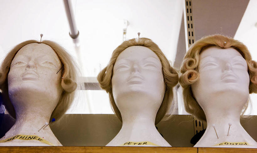 头发,无人,横图,室内,特写,白天,仰视,指示牌,静物,照明,英文,标志,假发,人造模特,文字,字符,字母,墙,灯光,标识,顶灯,墙壁,墙面,灯,灯具,金色,道具,英文字母,照亮,照明设备,服装模特,模特道具,时装道具,展示道具,服装模特道具,陈列道具,卷发,彩图,低角度拍摄