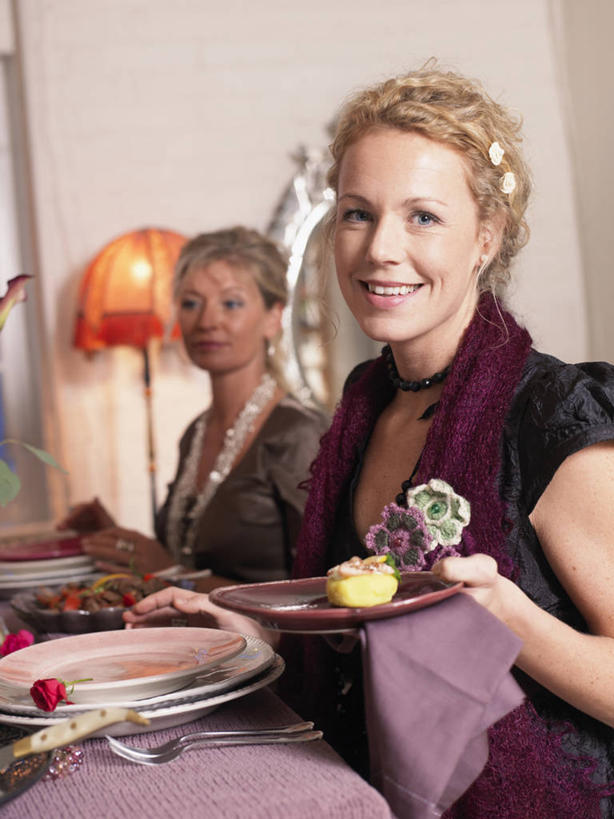 点心,西方人,两个人,坐,捧,笑,微笑,露齿笑,竖图,室内,白天,侧面,餐桌,桌子,餐具,照明,欧洲,欧洲人,握,服装,朦胧,模糊,布料,叉子,刀叉,刀子,碟子,盘,墙,灯光,食品,糖,糖果,甜点,甜品,拿,布纹,拿着,扭头,注视,休闲装,墙壁,墙面,灯,桌布,食物,糕点,衣服,盘子,餐巾,灯具,碟,落地灯,台布,甜食,巧克力,观察,看,转头,休闲,休闲服,握着,服饰,餐台,观看,朱古力,照亮,察看,照明设备,关注,餐刀,餐叉,年轻女性,女人,女性,中年女性,白种人,进餐用具,餐桌布,端,端着,捧着,手捧,坐着,半身,彩图