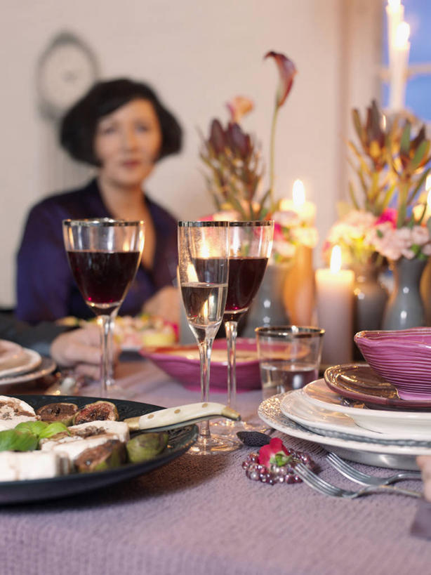 点心,葡萄酒,西方人,一个人,坐,笑,微笑,露齿笑,竖图,室内,夜晚,正面,餐桌,窗户,桌子,杯子,餐具,蜡烛,欧洲,欧洲人,仅一个女性,仅一个人,阴影,服装,朦胧,模糊,盛开,时间,光线,布料,叉子,碟子,高脚杯,火焰,盘,时钟,影子,烛光,陶瓷,墙,食品,糖,糖果,甜点,甜品,陶瓷制品,红酒杯,酒类,燃烧,计时,花蕾,布纹,注视,休闲装,玻璃窗,墙壁,墙面,玻璃制品,酒,桌布,花,花瓣,花朵,鲜花,食物,糕点,饮料,衣服,盘子,餐巾,酒杯,容器,碟,挂钟,台布,碗,钟表,甜食,巧克力,花苞,花蕊,点燃,观察,看,仅一个中年女性,休闲,休闲服,表,服饰,餐台,观看,储藏,朱古力,察看,葡萄酒杯,储存,关注,餐叉,女人,女性,中年女性,白种人,玻璃杯,进餐用具,钟,餐桌布,坐着,半身,彩图,贮存