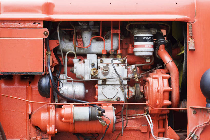 无人,横图,俯视,室内,特写,白天,农业,机器,汽车,静物,车,红色,交通工具,发动机,机械,载具,拖拉机,交通运输,农用机械,彩图,高角度拍摄