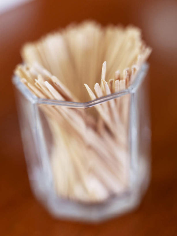 无人,竖图,俯视,室内,特写,白天,餐桌,桌面,桌子,玻璃,许多,朦胧,模糊,木制,牙签,玻璃制品,一个,木制品,餐台,彩图,高角度拍摄