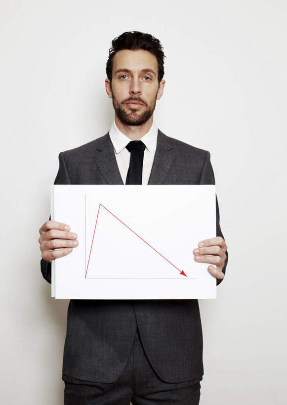 西方人,胡须,头发,一个人,商务人士,商务男性,站,举,竖图,室内,白天,白色背景,正面,衬衫,欧洲,欧洲人,仅一个男性,仅一个人,套装,注视,方向,箭头,仅一个年轻男性,红色,黑色,白纸,观察,看,托,站着,摄影,影棚,观看,察看,指向,关注,商务装,工薪阶层,簇,男人,男性,年轻男性,白种人,胡子,络腮胡,白领,上班族,举起,举手,举着,向上举,向上伸,向上托,站立,半身,彩图,影棚拍摄,衬衣,拍摄
