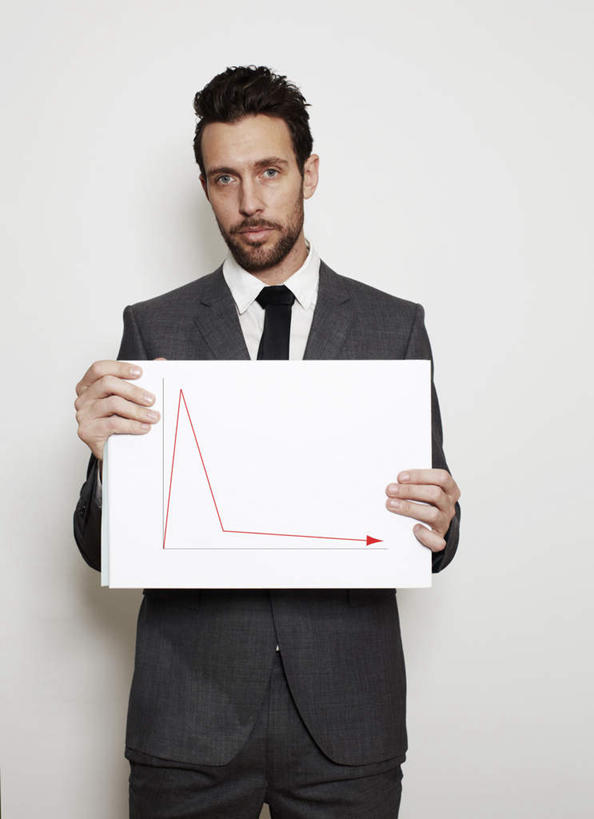 西方人,胡须,头发,一个人,商务人士,商务男性,站,举,竖图,室内,白天,白色背景,正面,衬衫,欧洲,欧洲人,仅一个男性,仅一个人,套装,注视,方向,箭头,仅一个年轻男性,红色,黑色,白纸,观察,看,托,站着,摄影,影棚,观看,察看,指向,关注,商务装,工薪阶层,簇,男人,男性,年轻男性,白种人,胡子,络腮胡,白领,上班族,举起,举手,举着,向上举,向上伸,向上托,站立,半身,彩图,影棚拍摄,衬衣,拍摄