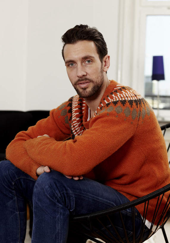 西方人,胡须,头发,一个人,坐,笑,双手交叉,微笑,竖图,室内,白天,正面,毛衣,窗户,台灯,椅子,照明,欧洲,欧洲人,仅一个男性,仅一个人,灯光,注视,漂亮,玻璃窗,灯,仅一个年轻男性,蓝色,黑色,灯具,观察,看,观看,照亮,察看,双手抱胸,照明设备,关注,球椅,太空椅,鸡蛋椅,男人,男性,年轻男性,白种人,胡子,络腮胡,坐着,半身,彩图,绒衣,套衫,套头毛衣,线衣,俊秀,英俊