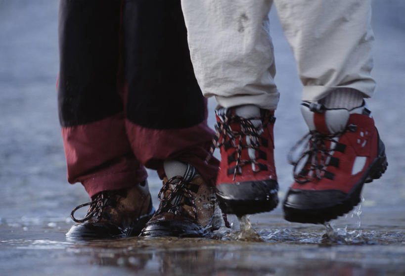 西方人,儿童,腿部,腿,两个人,伙伴,朋友,站,跳,横图,室外,特写,白天,正面,友谊,纯洁,水,鞋子,欧洲,欧洲人,服装,液体,水滴,地面,休闲装,小孩,衣服,站着,休闲,休闲服,可爱,童年,童趣,双腿,服饰,肮脏,平底鞋,童真,烂漫,无邪,邋遢,龌龊,污秽,恶浊,天真,友情,女孩,女人,女性,白种人,跳跃,站立,半身,彩图,女生