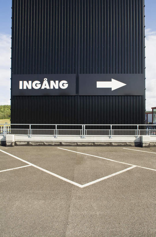 无人,高楼大厦,栏杆,竖图,室外,白天,正面,度假,美景,城市风光,标志建筑,城市,大厦,地标,建筑,摩天大楼,指示牌,瑞典,欧洲,英文,白线,标志,文字,字符,字母,墙,景观,围栏,地面,停车线,方向,娱乐,标识,建设,护栏,箭头,墙壁,墙面,蓝色,黑色,蓝天,天空,天,享受,休闲,景色,放松,英文字母,指向,簇,彩图,大楼,高层建筑,高楼,摩天楼