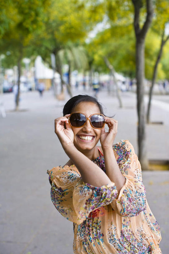 西方人,头发,一个人,站,举,笑,微笑,露齿笑,竖图,室外,白天,正面,旅游,植物,道路,路,公路,欧洲,欧洲人,仅一个年轻女性,仅一个女性,仅一个人,许多,服装,朦胧,模糊,墨镜,眼镜,交通,注视,休闲装,树,树木,衣服,绿色,黑色,自然,太阳镜,太阳眼镜,观察,看,托,站着,休闲,休闲服,遮阳镜,服饰,生长,成长,欢快,观看,察看,关注,欢喜,欢欣,欢畅,年轻女性,女人,女性,白种人,马路,举起,举手,举着,向上举,向上伸,向上托,站立,半身,彩图,游览,高兴,欢乐