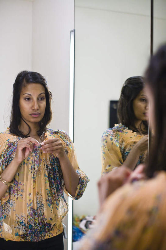 西方人,一个人,站,举,竖图,室内,白天,购物,化妆,美容,消费,镜子,欧洲,欧洲人,仅一个年轻女性,仅一个女性,仅一个人,戴,服装,褶皱,反射,墙,注视,休闲装,黄金,墙壁,墙面,背面,衣服,观察,看,托,站着,休闲,休闲服,金色,金融,服饰,手镯,观看,镜像,察看,梳妆镜,镀金,镜面,关注,镯子,选购,贸易,光学,血拼,尝试,年轻女性,女人,女性,白种人,举起,举手,举着,向上举,向上伸,向上托,站立,半身,彩图