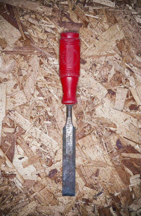 无人,竖图,俯视,室内,白天,桌面,桌子,建筑,金属制品,金属,工具,木纹,办公桌,力量,修理,凿子,竖放,修建,修筑,彩图,高角度拍摄