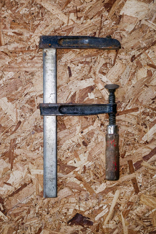 无人,木匠,竖图,俯视,室内,白天,桌面,桌子,建筑,金属制品,破旧,陈旧,金属,办公桌,转动,压,固定,修建,木工夹,修筑,工匠,C型夹,C型钳,G型夹,G型钳,木工,彩图,高角度拍摄