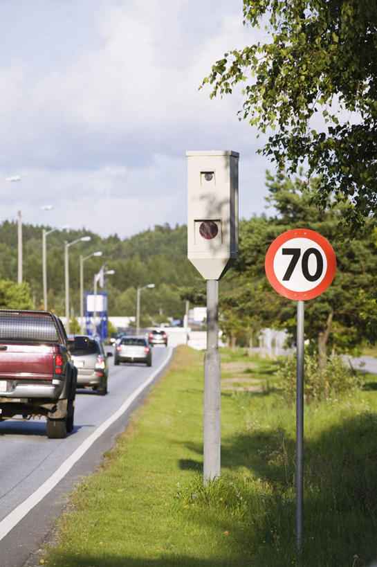 无人,竖图,室外,白天,正面,草地,草坪,山,山脉,树林,植物,道路,路,路灯,指示牌,公路,汽车,许多,竖立,标志,文字,山峰,云,云朵,交通,山峦,云彩,标识,车,草,树,树木,蓝色,绿色,白云,蓝天,天空,自然,交通工具,轿车,群山,天,生长,成长,罚款,限速,载具,减速,四辆,马路,彩图,测速仪