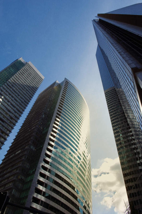 无人,高楼大厦,竖图,室外,白天,仰视,度假,办公楼,职员,钱,美景,窗户,城市风光,城市,大厦,建筑,摩天大楼,写字楼,玻璃,一排,整齐,钱币,景观,云,云朵,云彩,娱乐,建设,玻璃窗,玻璃制品,排列,蓝色,白云,蓝天,天空,楼宇,天,享受,休闲,商务楼,景色,放松,钞票,金融,纸币,经济,队列,流通,纸钞,贸易,三幢,货币,现金,白领,商人,上班族,彩图,低角度拍摄,商业,大楼,高层建筑,高楼,摩天楼,白领阶层,办公室职员