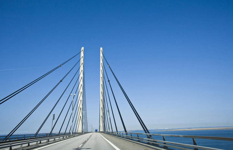 无人,横图,室外,白天,正面,旅游,度假,海浪,海洋,标志建筑,大桥,道路,地标,建筑,立交桥,路,桥梁,公路,丹麦,欧洲,电力,结构,线,浪花,高架,建筑群,斜拉桥,桥,交通,构造,娱乐,建设,蓝色,蓝天,天空,海水,绳子,天,享受,休闲,旅游胜地,放松,拉伸,运输,摄影,晴朗,绳索,组织,北欧,海景,万里无云,丹麦王国,哥本哈根,机关,厄勒大桥,大海,风浪,海,海水的波动,近岸浪,涌浪,晴空,晴空万里,马路,彩图