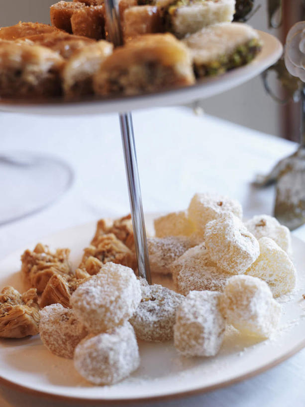 点心,无人,竖图,俯视,室内,特写,白天,烹饪,烘焙,西餐,餐桌,桌面,桌子,餐具,一堆,许多,堆叠,堆积,碟子,盘,支柱,陶瓷,料理,美味,食品,甜点,甜品,陶瓷制品,菜肴,美食,食物,糕点,白色,盘子,碟,甜食,西式,佳肴,餐台,堆,糖粉,彩图,高角度拍摄