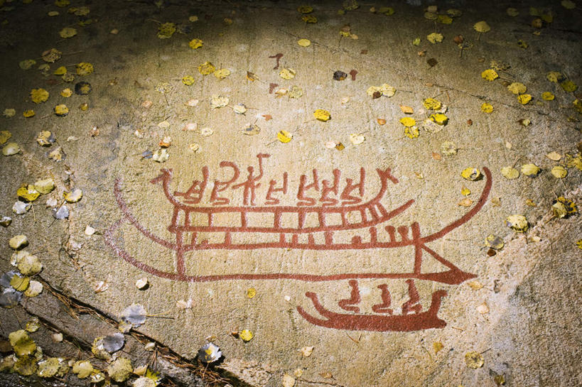 无人,站,投,横图,俯视,室外,白天,旅游,度假,石头,船,叶子,瑞典,阴影,花纹,古老,遗迹,光线,标志,雕刻,符号,石子,图案,文字,影子,字符,字母,地,木船,枯叶,落叶,地面,许多人,娱乐,标识,红色,阳光,交通工具,驾驶,行驶,站着,享受,休闲,放松,操纵,控制,航行,舟,象形,载具,斑纹,操控,把持,雕镂,雕琢,镌刻,叶,叶片,石块,岩石,抛,扔,站立,掷,彩图,高角度拍摄