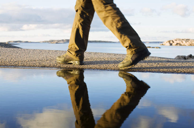 西方人,一个人,走,横图,室内,特写,白天,侧面,毛衣,旅游,度假,湖,湖泊,礁石,石头,水,欧洲,欧洲人,仅一个男性,仅一个人,仅一个中年男性,跨步,阴影,光线,石子,影子,地,湖面,水流,水面,云,云朵,地面,跨,娱乐,天空,阳光,湖水,天,享受,休闲,放松,男人,男性,中年男性,白种人,礁,石块,岩石,步行,散步,走路,半身,彩图,绒衣,套衫,套头毛衣,线衣