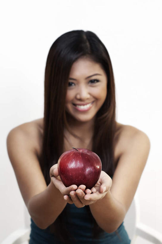 东方人,头发,一个人,举,捧,笑,微笑,露齿笑,竖图,室内,白天,白色背景,正面,苹果,水果,项链,亚洲,仅一个年轻女性,仅一个女性,仅一个人,服装,新鲜,生食,食品,果实,注视,休闲装,黄种人,装饰品,食物,一个,衣服,红色,蓝色,黑色,戒指,饰品,首饰,观察,看,托,休闲,休闲服,摄影,服饰,有机食品,绿色食品,影棚,观看,露肩,察看,关注,手饰,年轻女性,女人,女性,亚洲人,长发,端,端着,举起,举手,举着,捧着,手捧,向上举,向上伸,向上托,半身,彩图,影棚拍摄,拍摄