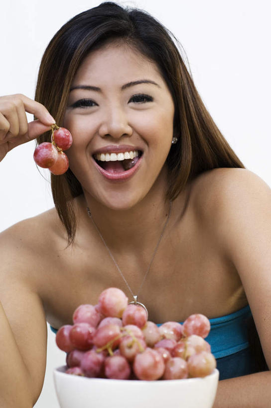 东方人,头发,一个人,举,笑,微笑,露齿笑,竖图,室内,白天,白色背景,正面,葡萄,水果,项链,亚洲,仅一个年轻女性,仅一个女性,仅一个人,一堆,许多,撑,堆叠,堆积,服装,新鲜,陶瓷,生食,食品,果实,陶瓷制品,注视,休闲装,黄种人,装饰品,食物,衣服,蓝色,黑色,耳环,戒指,饰品,首饰,碗,观察,看,托,休闲,休闲服,含,提,摄影,服饰,有机食品,绿色食品,影棚,观看,含着,堆,露肩,察看,提着,撑着,关注,手饰,年轻女性,女人,女性,亚洲人,长发,山葫芦,蒲桃,草龙珠,举起,举手,举着,向上举,向上伸,向上托,半身,彩图,影棚拍摄,拍摄