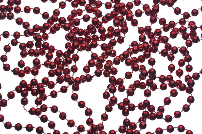 无人,横图,俯视,室内,特写,白天,白色背景,静物,许多,装饰,珍珠,塑料,很多,红色,绳子,塑料制品,摄影,影棚,华丽,修饰,点缀,衬托,美观,雅致,雅观,串连,彩图,高角度拍摄,影棚拍摄,拍摄,勾通