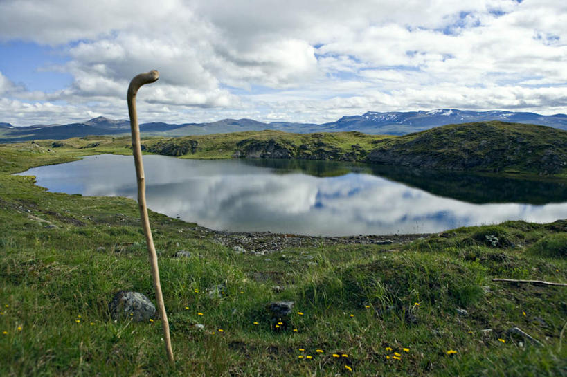 无人,横图,室外,白天,正面,旅游,度假,草地,草坪,湖,湖泊,美景,山,山脉,水,植物,竖立,直立,木制,工具,木头,地,湖面,景观,泥土,山峰,水流,水面,云,云朵,地面,山峦,插,云彩,娱乐,草,蓝色,绿色,白云,蓝天,天空,自然,木制品,湖水,群山,天,享受,休闲,器械,景色,放松,插入,拐杖,手杖,自然风光,医疗器械,辅助设备,挺立,彩图