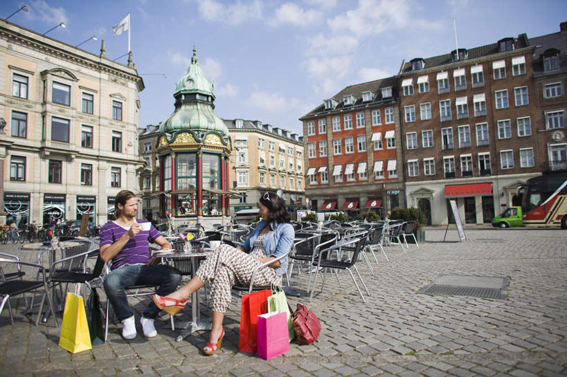 咖啡,西方人,腿部,腿,两个人,夫妻,家,坐,说,横图,室外,白天,正面,爱情,旅游,度假,讨论,美景,植物,餐桌,窗户,桌子,城市风光,城市,道路,建筑,路,汽车,豆,杯子,旗帜,礼盒,礼物,椅子,欧洲,欧洲人,一面,一排,许多,喝,阴影,服装,整齐,光线,瓷器,地砖,墨镜,眼镜,影子,纸盒,房屋,屋子,景观,云,云朵,公寓,小路,豆类,豆子,咖啡杯,陶瓷制品,交通,浪漫,二郎腿,云彩,分开,注视,休闲装,娱乐,旗子,建设,洋房,楼房,玻璃窗,住宅,车,盒子,排列,两个,衣服,蓝色,白色,白云,蓝天,天空,阳光,包装盒,会议椅,太阳镜,太阳眼镜,礼品盒,交通工具,轿车,咖啡豆,天,观察,看,享受,休闲,休闲服,遮阳镜,景色,恩爱,放松,恋人,服饰,礼品,餐台,观看,对视,办公椅,察看,队列,关注,载具,瓷杯,豆科,咖啡因,商务椅,培训椅,旌旗,旗号,分布,漫衍,散布,交流,男人,男性,年轻男性,年轻女性,女人,女性,白种人,夫妇,情侣,沟通,讲话,交谈,商讨,说话,谈话,坐着,彩图,全身,房子,伴侣