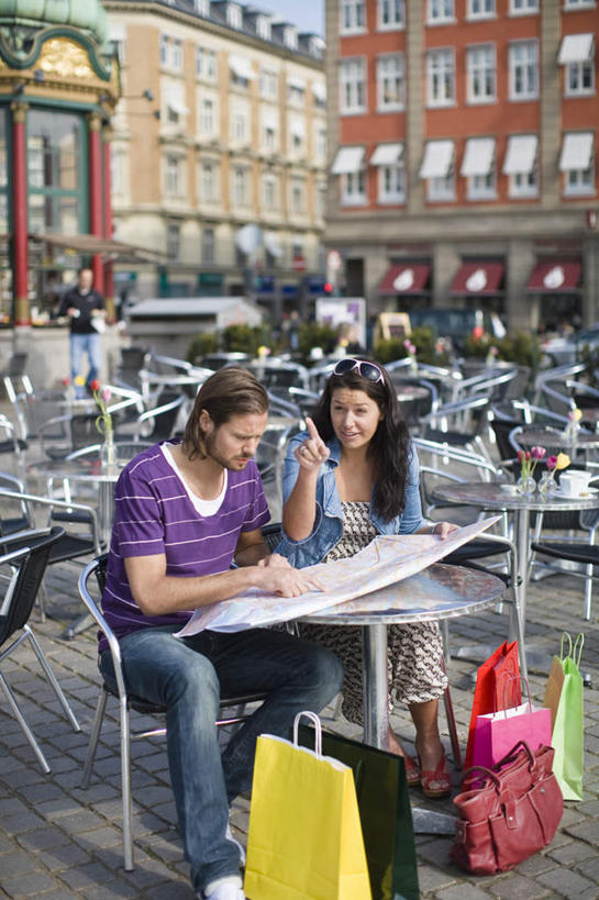 西方人,腿部,腿,两个人,夫妻,家,坐,说,竖图,室外,白天,正面,爱情,旅游,度假,讨论,美景,餐桌,窗户,桌子,城市风光,城市,道路,建筑,路,汽车,杯子,地图,旗帜,礼盒,礼物,椅子,欧洲,欧洲人,一面,一排,许多,喝,指,阴影,服装,整齐,光线,信息,瓷器,地砖,墨镜,眼镜,影子,纸盒,房屋,屋子,景观,云,云朵,公寓,小路,咖啡杯,陶瓷制品,交通,浪漫,云彩,分开,注视,休闲装,方向,娱乐,旗子,建设,洋房,楼房,玻璃窗,住宅,车,盒子,排列,两个,衣服,蓝色,白色,白云,蓝天,天空,阳光,包装盒,会议椅,太阳镜,太阳眼镜,礼品盒,交通工具,轿车,天,低头,观察,看,享受,休闲,手指,休闲服,遮阳镜,景色,恩爱,放松,恋人,服饰,礼品,餐台,观看,引导,指引,对视,办公椅,察看,队列,关注,载具,瓷杯,商务椅,培训椅,旌旗,旗号,分布,漫衍,散布,交流,男人,男性,年轻男性,年轻女性,女人,女性,白种人,夫妇,情侣,沟通,讲话,交谈,商讨,说话,谈话,坐着,彩图,全身,房子,伴侣,导航