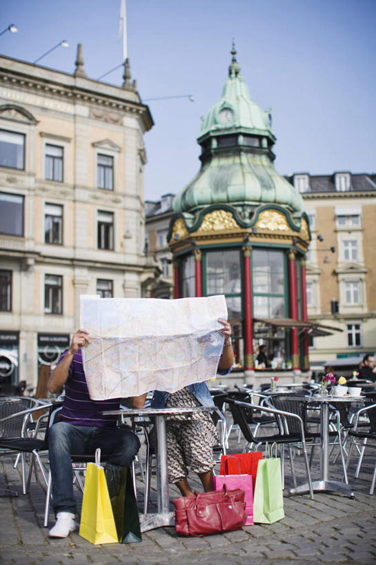 西方人,腿部,腿,两个人,夫妻,家,坐,说,竖图,室外,白天,正面,爱情,旅游,度假,讨论,美景,餐桌,窗户,桌子,城市风光,城市,道路,建筑,路,汽车,杯子,地图,旗帜,礼盒,礼物,椅子,欧洲,欧洲人,一面,一排,许多,喝,指,阴影,服装,整齐,光线,信息,瓷器,地砖,墨镜,眼镜,影子,纸盒,房屋,屋子,景观,云,云朵,公寓,小路,咖啡杯,陶瓷制品,交通,浪漫,云彩,分开,注视,休闲装,方向,娱乐,旗子,建设,洋房,楼房,玻璃窗,住宅,车,盒子,排列,两个,衣服,蓝色,白色,白云,蓝天,天空,阳光,包装盒,会议椅,太阳镜,太阳眼镜,礼品盒,交通工具,轿车,天,观察,看,享受,休闲,手指,休闲服,遮阳镜,景色,恩爱,放松,恋人,服饰,礼品,餐台,观看,引导,指引,对视,办公椅,察看,队列,关注,载具,瓷杯,商务椅,培训椅,旌旗,旗号,分布,漫衍,散布,交流,男人,男性,年轻男性,年轻女性,女人,女性,白种人,夫妇,情侣,沟通,讲话,交谈,商讨,说话,谈话,坐着,彩图,全身,房子,伴侣,导航