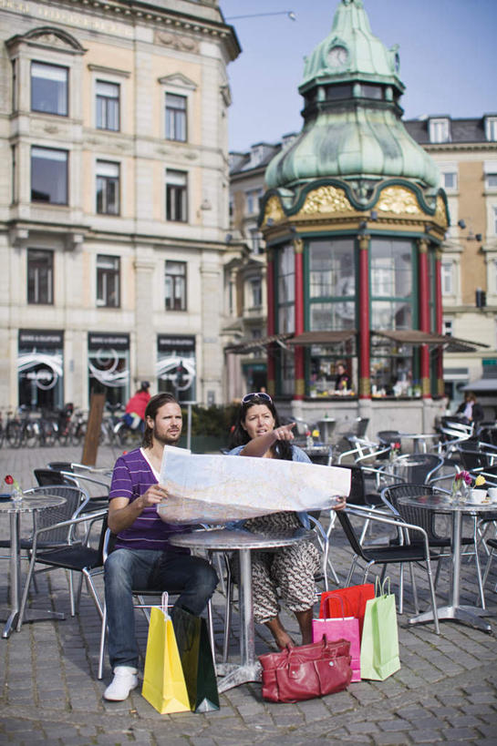 西方人,腿部,腿,两个人,夫妻,家,坐,说,竖图,室外,白天,正面,爱情,旅游,度假,讨论,美景,餐桌,窗户,桌子,城市风光,城市,道路,建筑,路,汽车,杯子,地图,旗帜,礼盒,礼物,椅子,欧洲,欧洲人,一面,一排,许多,喝,指,阴影,服装,整齐,光线,信息,瓷器,地砖,墨镜,眼镜,影子,纸盒,房屋,屋子,景观,云,云朵,公寓,小路,咖啡杯,陶瓷制品,交通,浪漫,云彩,分开,注视,休闲装,方向,娱乐,旗子,建设,洋房,楼房,玻璃窗,住宅,车,盒子,排列,两个,衣服,蓝色,白色,白云,蓝天,天空,阳光,包装盒,会议椅,太阳镜,太阳眼镜,礼品盒,交通工具,轿车,天,观察,看,享受,休闲,手指,休闲服,遮阳镜,景色,恩爱,放松,恋人,服饰,礼品,餐台,观看,引导,指引,对视,办公椅,察看,队列,关注,载具,瓷杯,商务椅,培训椅,旌旗,旗号,分布,漫衍,散布,交流,男人,男性,年轻男性,年轻女性,女人,女性,白种人,夫妇,情侣,沟通,讲话,交谈,商讨,说话,谈话,坐着,彩图,全身,房子,伴侣,导航