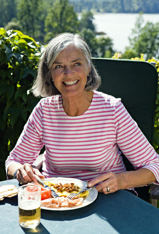 啤酒,西方人,老年人,两个人,家庭,夫妻,坐,笑,微笑,露齿笑,竖图,室外,白天,正面,爱情,烹饪,西餐,湖,湖泊,水,植物,餐桌,桌面,桌子,西红柿,杯子,餐具,椅子,金属制品,欧洲,欧洲人,许多,握,阴影,服装,朦胧,模糊,时间,光线,金属,叉子,泡沫,时钟,手表,影子,叉,木椅,湖面,水流,水面,蛋,鸡蛋,肉,料理,食品,酒类,炒蛋,浪漫,拿,计时,拿着,注视,休闲装,培根,菜肴,美食,肉类,玻璃制品,酒,装饰品,树,树木,食物,饮料,一个,衣服,绿色,阳光,自然,泡泡,耳环,戒指,饰品,首饰,水杯,钟表,湖水,观察,看,休闲,温暖,温馨,一家人,休闲服,表,恩爱,西式,握着,恋人,服饰,佳肴,生长,单个,成长,餐台,观看,腕表,信物,和睦,察看,权利,关注,肉食,草鸡蛋,手饰,卵,老年男性,老年女性,男人,男性,女人,女性,白种人,夫妇,情侣,玻璃杯,进餐用具,烹调用具,钟,番茄,坐着,半身,彩图,伴侣,融洽