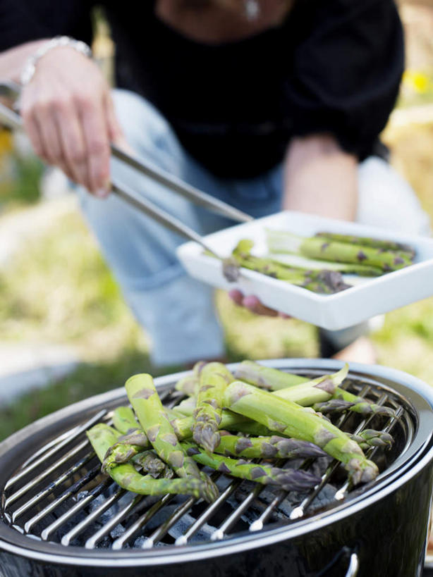 西方人,一个人,蹲,捧,竖图,室外,特写,白天,正面,烧烤,芦笋,餐具,金属制品,欧洲,欧洲人,仅一个年轻女性,仅一个女性,仅一个人,握,阴影,服装,朦胧,模糊,光线,金属,碟子,盘,影子,陶瓷,烤架,陶瓷制品,拿,炭,拿着,休闲装,笋,一个,衣服,白色,阳光,盘子,手链,碟,休闲,休闲服,铁架,握着,服饰,单个,年轻女性,女人,女性,白种人,猪尾巴,药鸡豆子,石刁柏,蚂蚁杆,龙须菜,狼尾巴根,端,端着,蹲着,捧着,手捧,半身,彩图