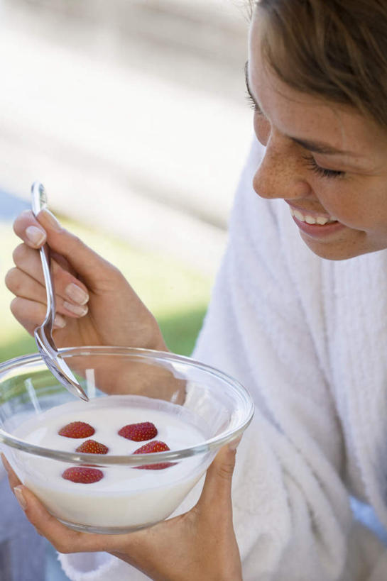 牛奶,西方人,一个人,坐,举,笑,微笑,露齿笑,竖图,俯视,室外,特写,白天,浴袍,草莓,浆果,水果,玻璃,金属制品,欧洲,欧洲人,仅一个年轻女性,仅一个女性,仅一个人,五个,一把,许多,浸泡,握,朦胧,模糊,新鲜,金属,勺子,生食,食品,果实,饮品,营养,拿,拿着,注视,玻璃制品,食物,饮料,一个,调羹,汤匙,碗,观察,看,托,握着,有机食品,绿色食品,单个,观看,察看,乳制品,奶,关注,安神,年轻女性,女人,女性,白种人,洋莓,水果皇后,红莓,地莓,举起,举手,举着,向上举,向上伸,向上托,坐着,半身,彩图,高角度拍摄,汤帷子,浴衣