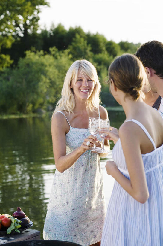 西方人,背部,四个人,站,举,笑,说,微笑,露齿笑,竖图,室外,白天,正面,爱情,讨论,湖,湖泊,树林,水,植物,餐桌,桌面,桌子,蔬菜,西红柿,杯子,玻璃,欧洲,欧洲人,握,阴影,波纹,服装,新鲜,光线,高脚杯,影子,湖面,水流,水面,食品,红酒杯,浪漫,拿,拿着,注视,休闲装,玻璃制品,装饰品,树,树木,食物,两个,衣服,蓝色,绿色,蓝天,水纹,天空,阳光,自然,戒指,酒杯,饰品,首饰,波浪,湖水,天,观察,看,碰杯,托,站着,四个,休闲,休闲服,恩爱,握着,服饰,有机食品,绿色食品,生长,成长,餐台,观看,信物,撞,察看,权利,关注,手饰,碰,交流,男人,男性,年轻男性,年轻女性,女人,女性,白种人,玻璃杯,番茄,沟通,讲话,交谈,举起,举手,举着,商讨,说话,谈话,向上举,向上伸,向上托,站立,半身,彩图